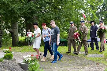 Uroczystość  pod Pomnikiem Poległych w Służbie RP