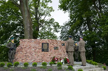 Uroczystość  pod Pomnikiem Poległych w Służbie RP