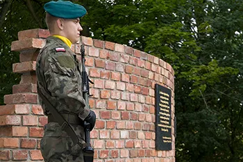 Uroczystość  pod Pomnikiem Poległych w Służbie RP