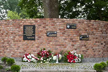 Uroczystość  pod Pomnikiem Poległych w Służbie RP