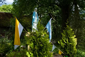 Figura Matki Bożej przy kościele