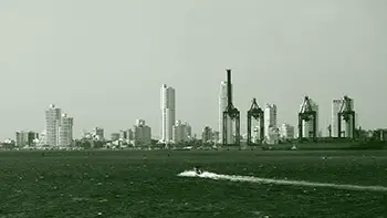 Cartagena - widok na port konterenowy i Bocagrande