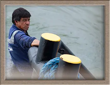 Marynarz pracujący na holowniku. Cartagena Kolumbia