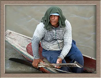 Rybak na rzece Magdalena w Kolumbii, w pobliżu Barranquilla